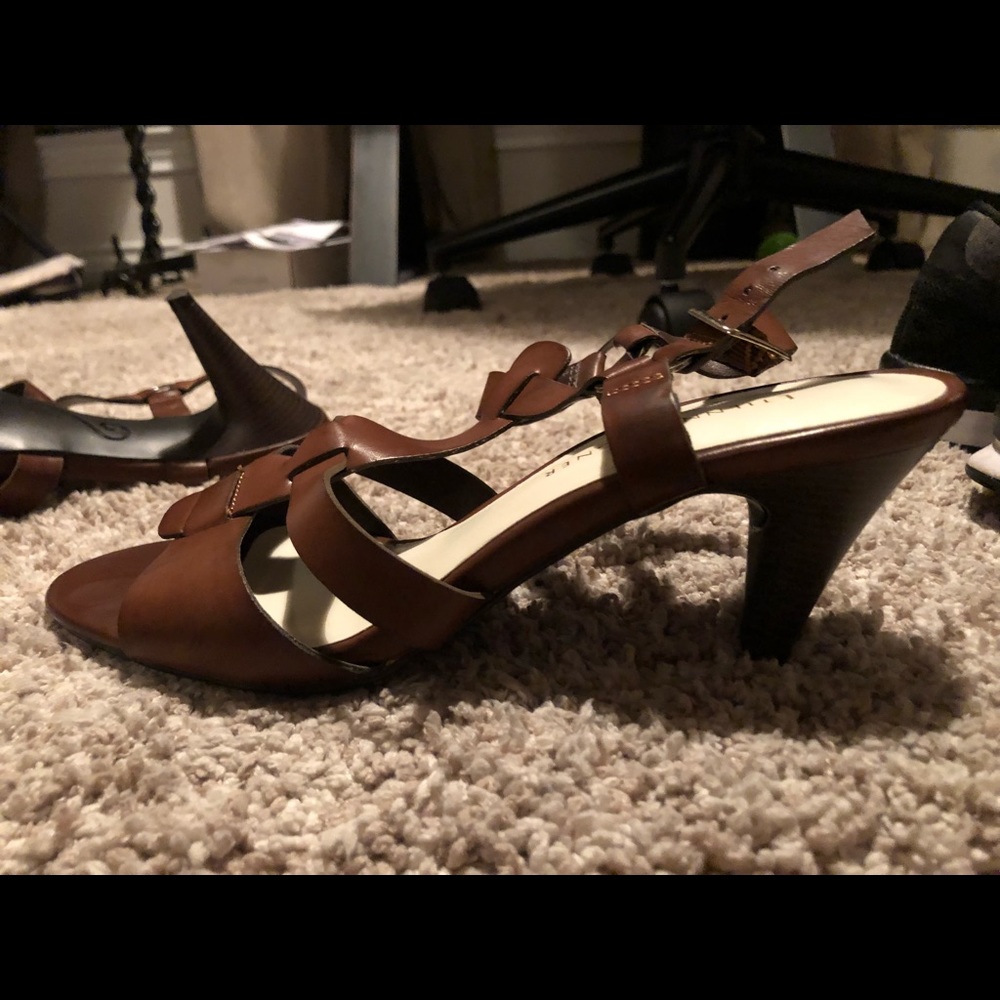 ••Brown short heels